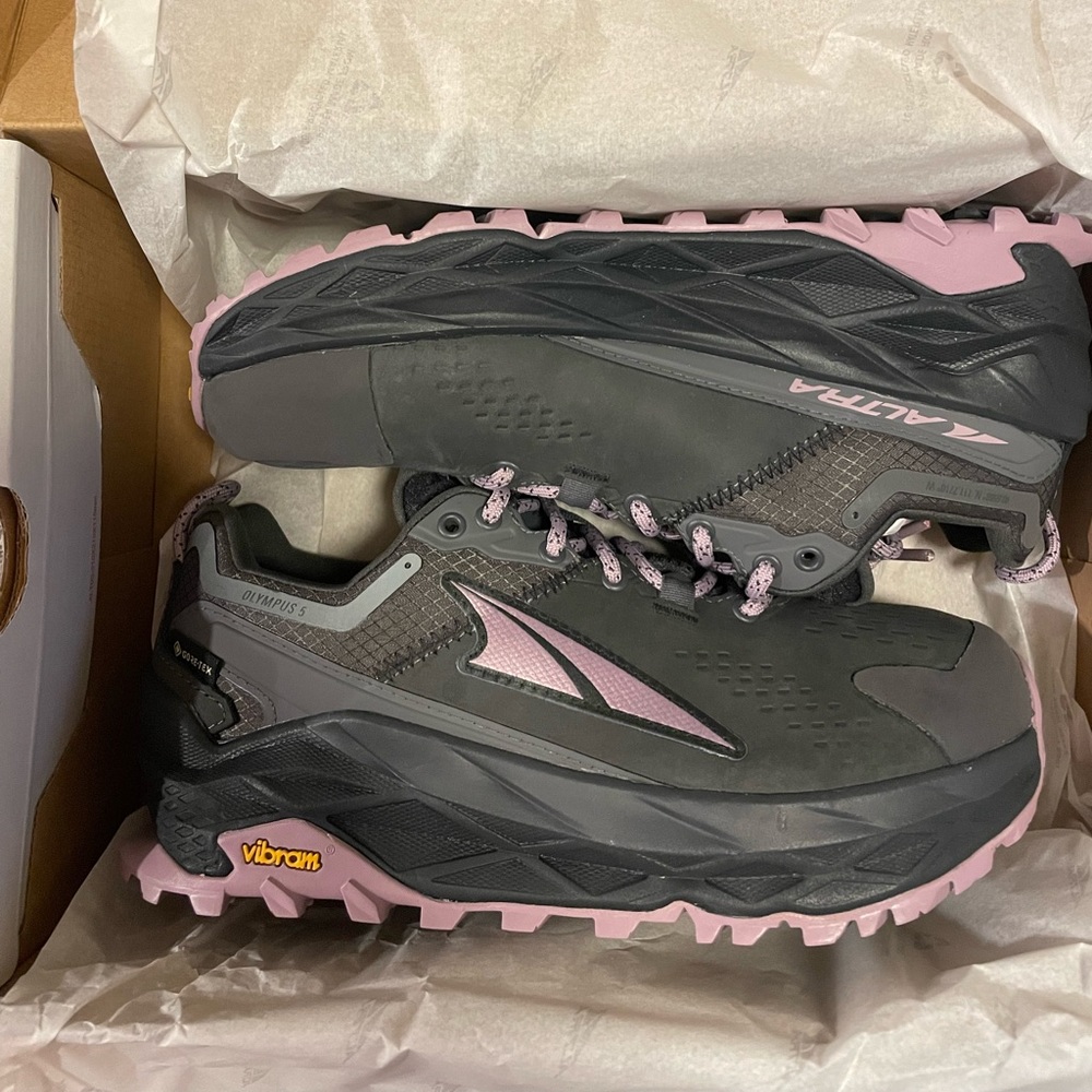 Altra Running Women’s Olympus 5 Hike Low GTX gray/black, NWT